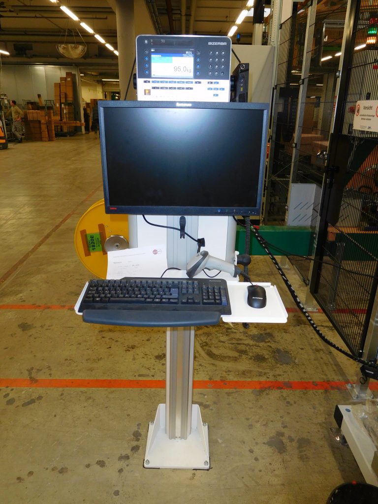 Logistik-Arbeitsplatz mit Monitor, Scanner und Tastatur