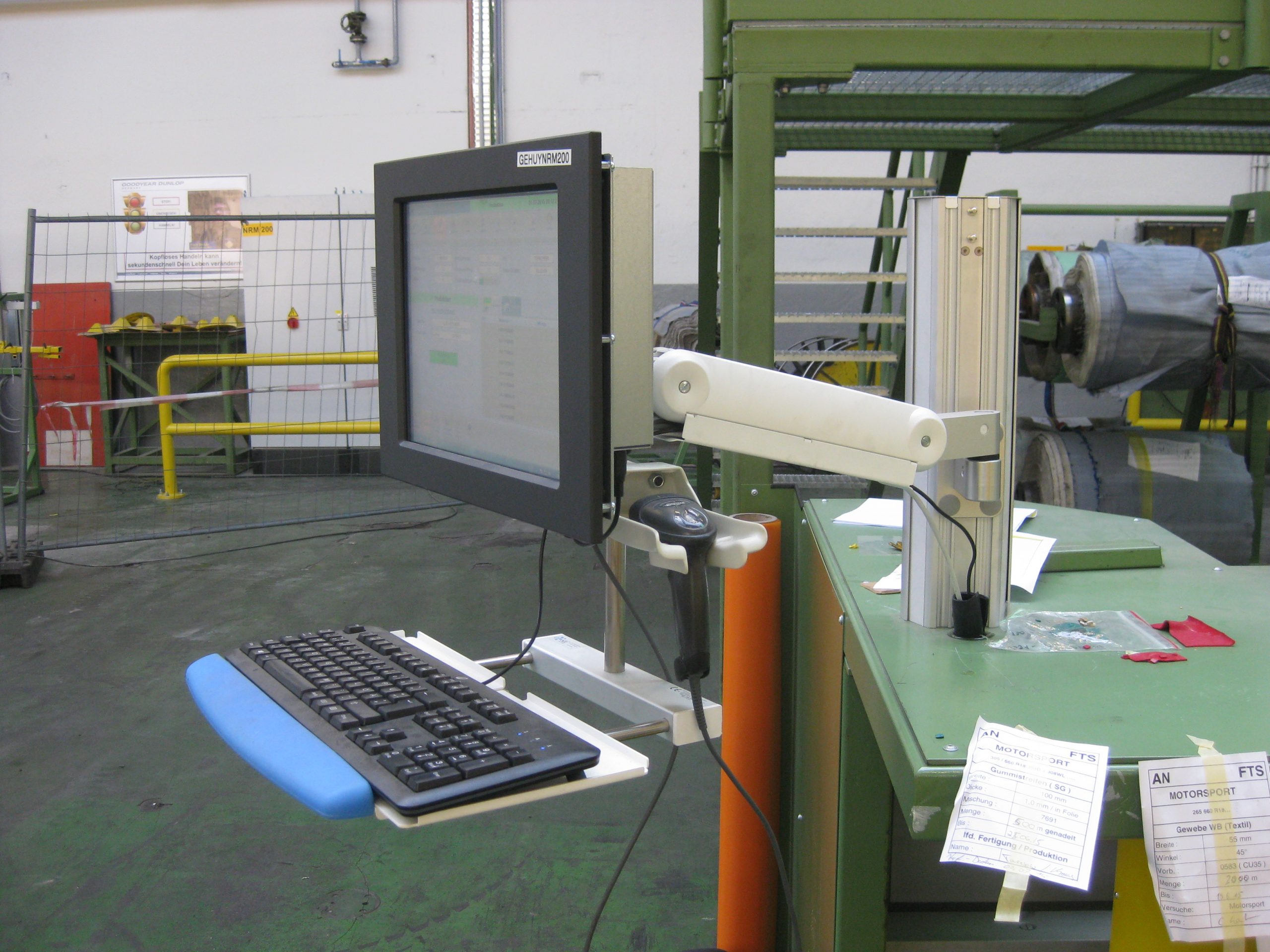 Monitorhalterungen und Schwenkarme für Industrie und Logistik